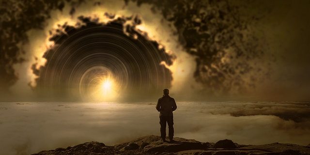 Mann steht auf einem Felsen und schaut in eine Phantasielandschaft