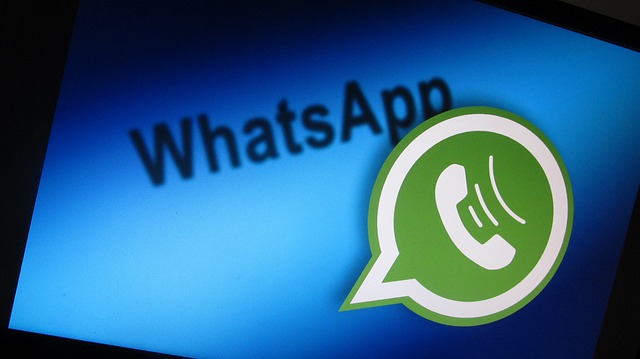 Grünes WhatsApp-Symbol auf blauem Hintergrund