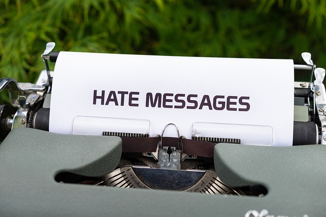 In einer Schreibmaschine steckt ein Blatt mit dem Text "Hate Messages".