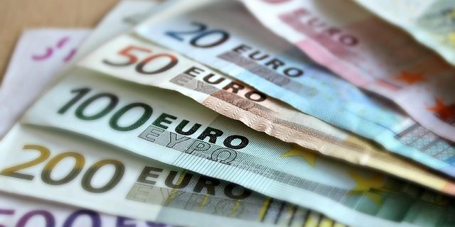 Geld wird symbolisiert durch Banknoten von je 10, 20, 50, 100, 200 und 500 Euro