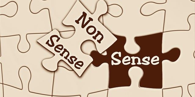 Puzzlespiel mit den Aufschriften Non Sense auf einem Puzzlestück und Sense auf der dazu passenden Lücke