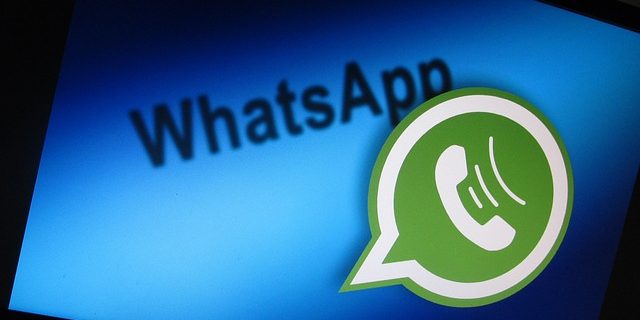 Grünes WhatsApp-Symbol auf blauem Hintergrund
